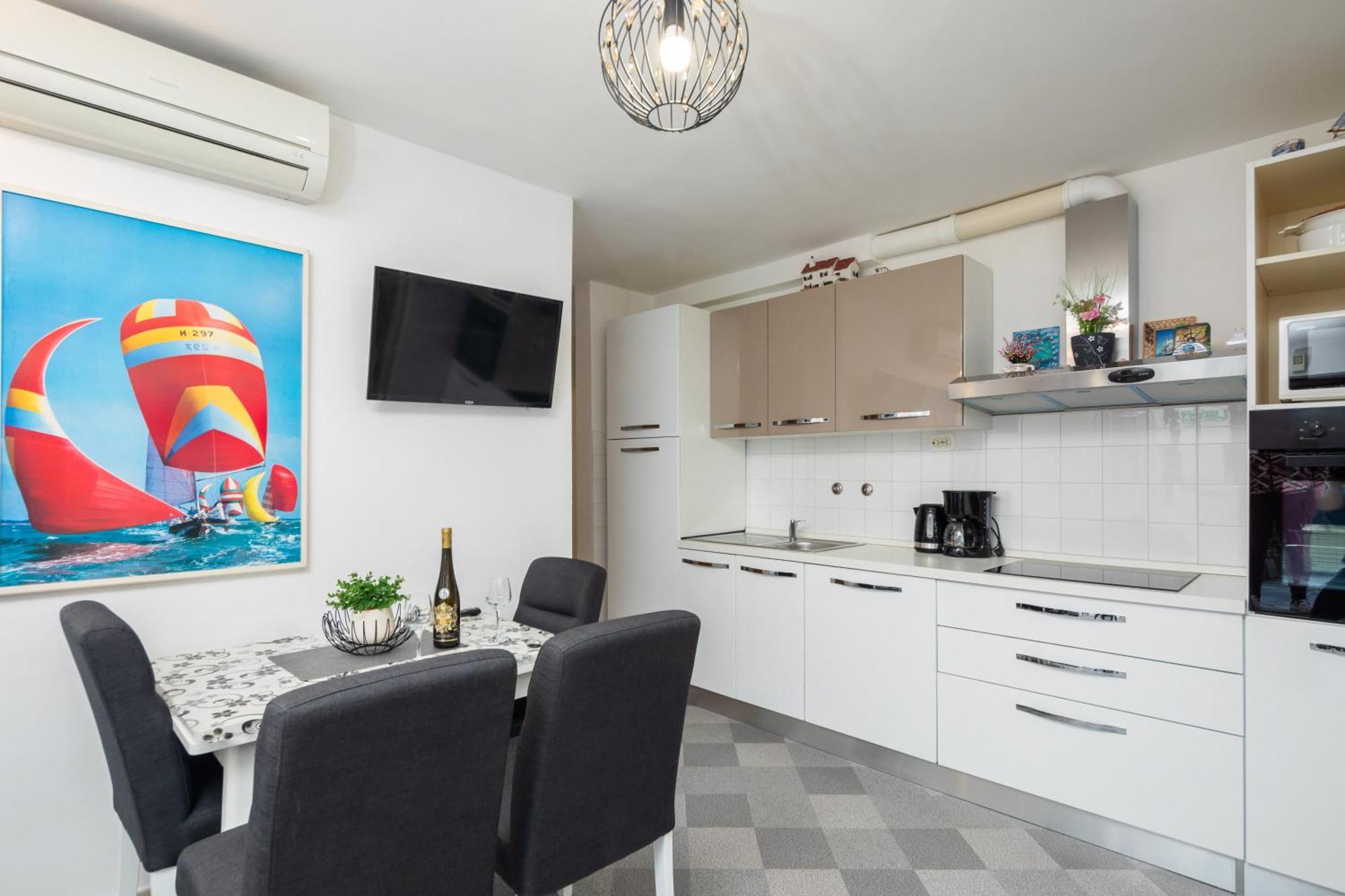 Urban Edge - Beach Apartments Omiš Exteriör bild